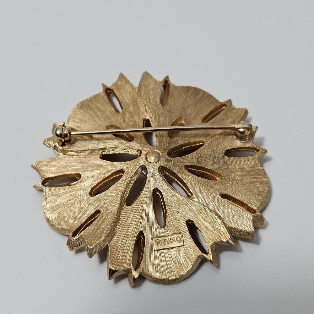 Crown Trifari Brooch Brushed Goldtone Flower Pin Floral - Picture 7 of 9